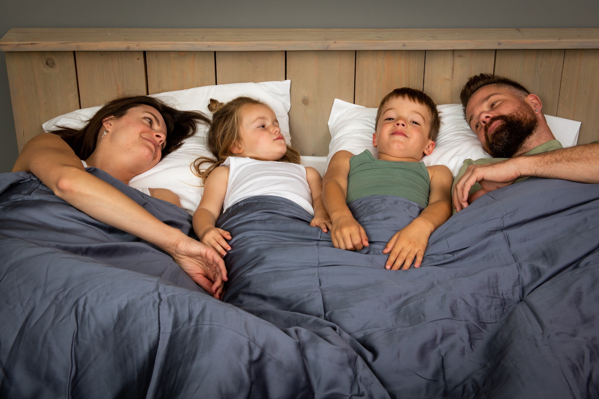 familie op bed verzwaringsdeken