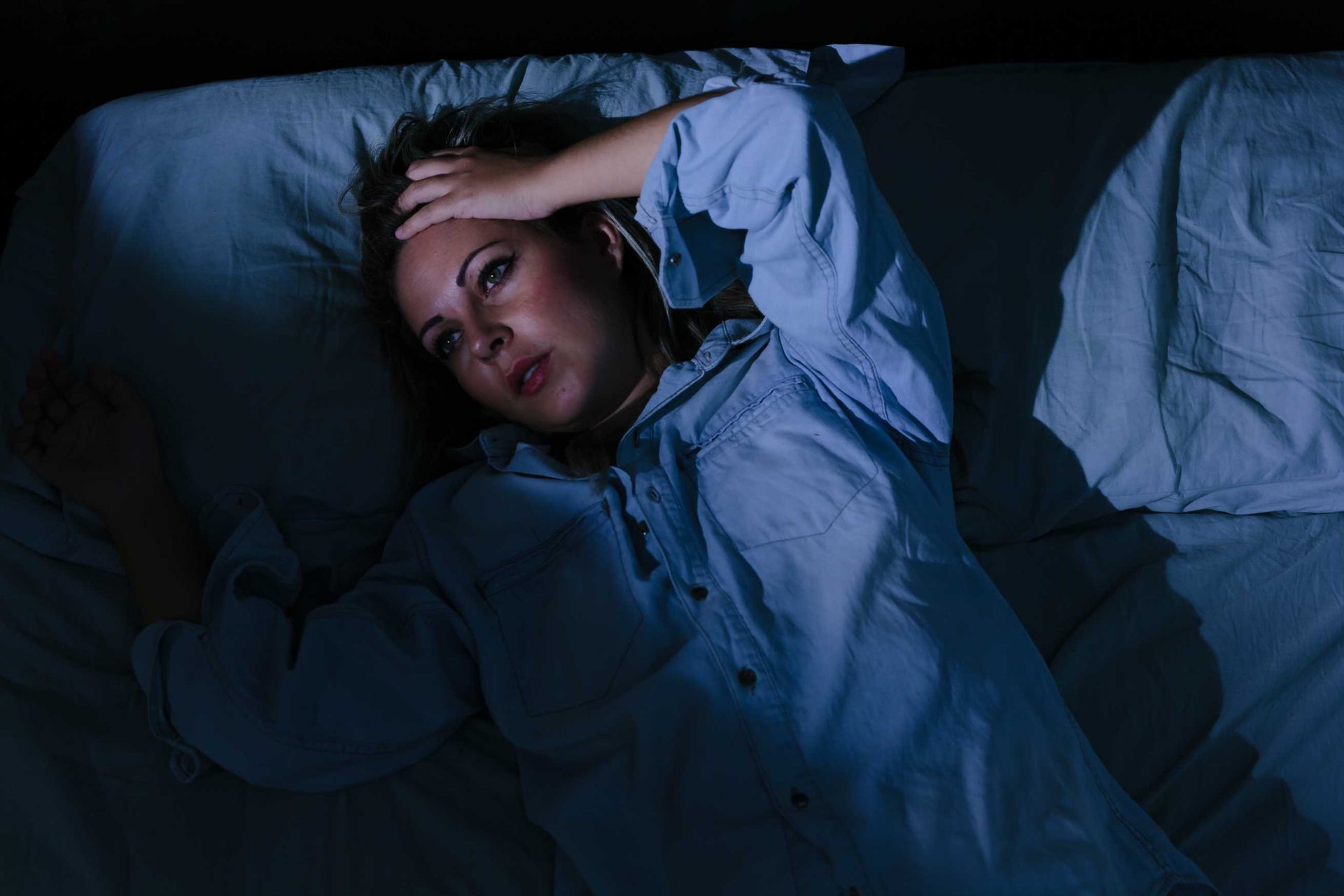 vrouw op bed wakker