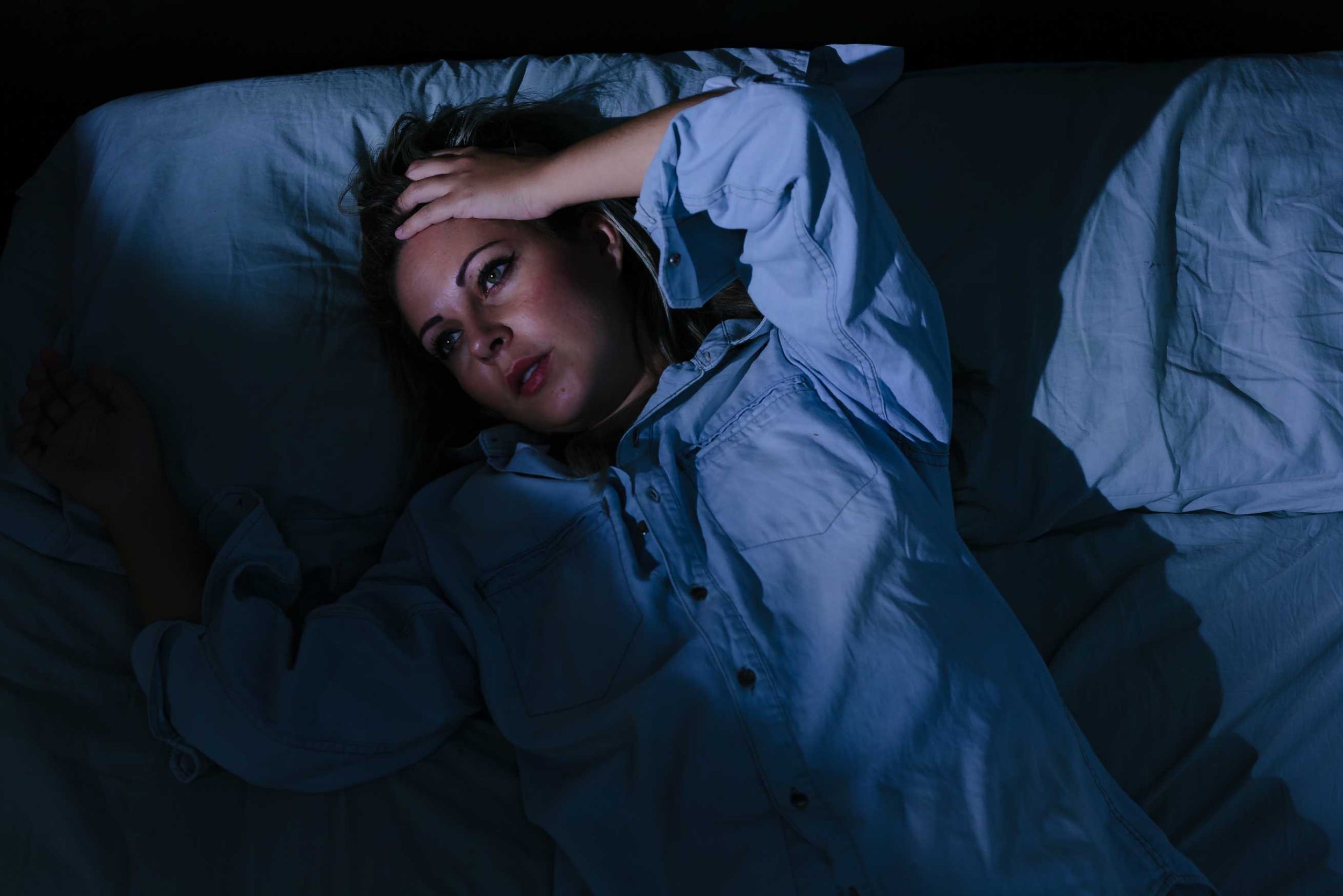 vrouw op bed wakker