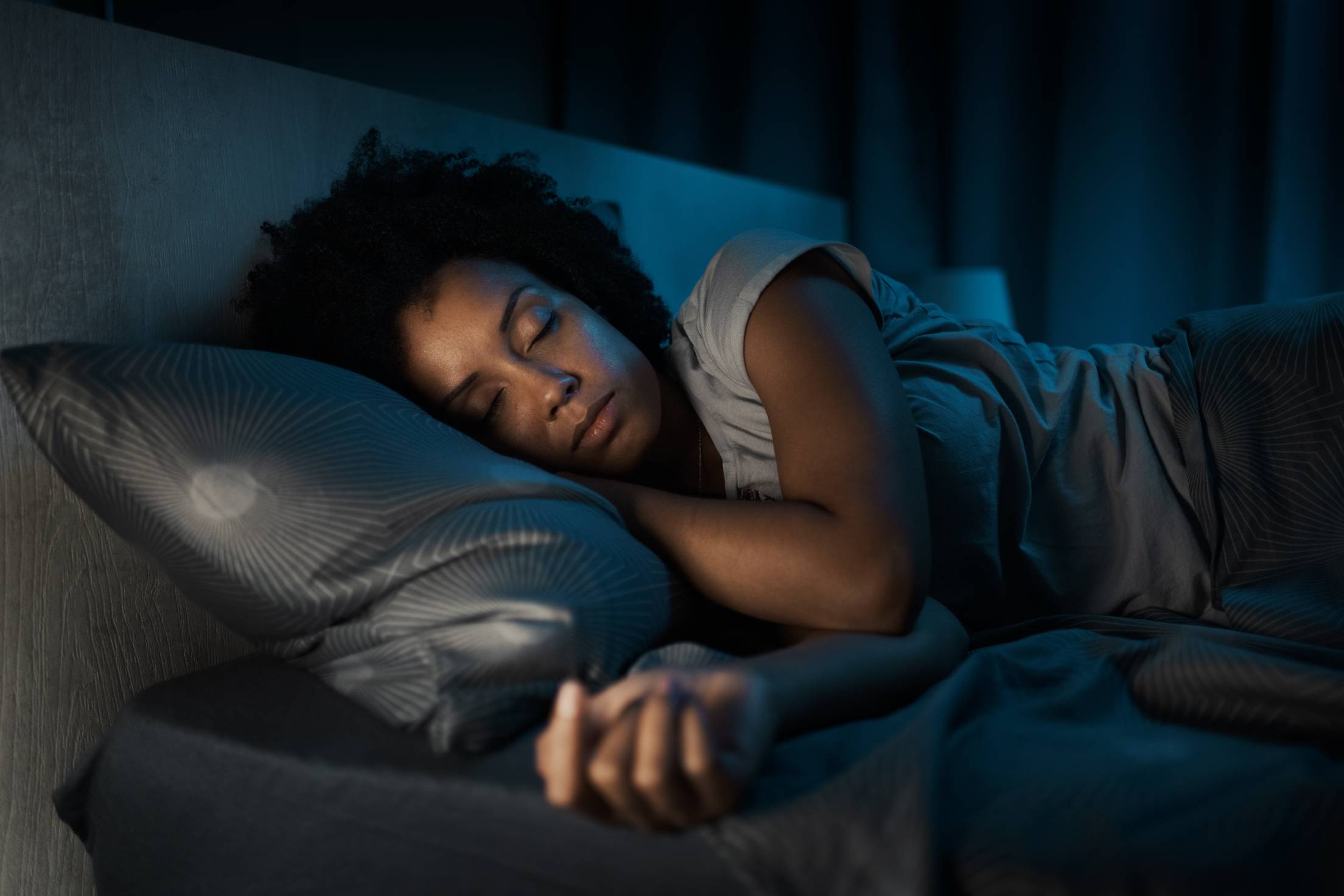 vrouw op bed slapend
